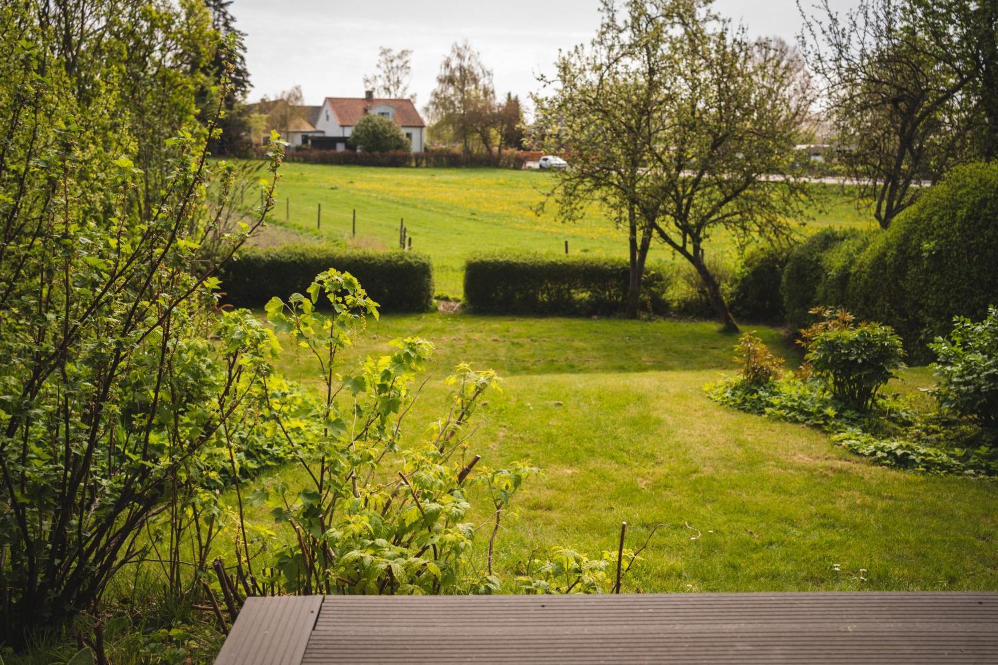 Rymligt Radhus Med Traedgard & Parkering * Skurup